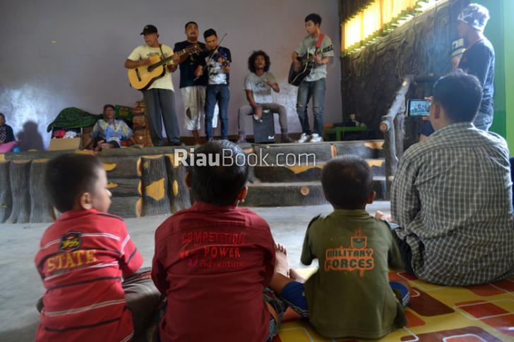 Para Pengungsi Menangis Saat Musisi Jalanan Berdendang di Gedung IKPS Dumai