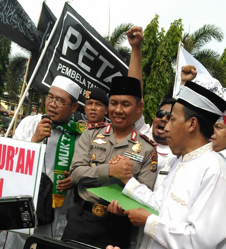 Kapolda Riau Berjanji akan Segera Menyampaikan Kepada Kapolri 3 Tuntutan dari  Ribuan Umat Islam di Riau