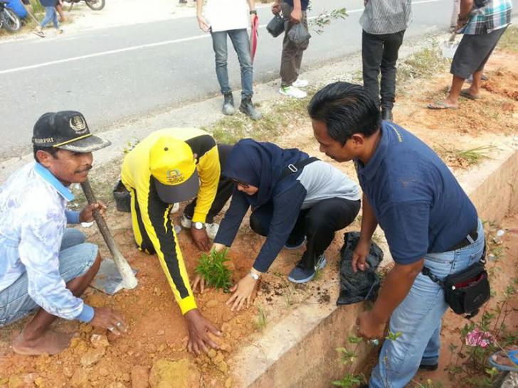 Ingin Lingkungan Terlihat Asri, Warga Kampung Gabung Makmur Lakukan Goro Bersama