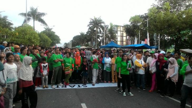Direktur RAPP juga Semangat Ayunkan Langkah bersama Peserta Jalan Sehat Riaubook