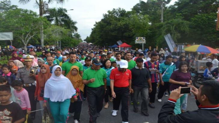 Woww, Jalan Diponegoro jadi 'Lautan Manusia', Berbondong-bondong Ikut Jalan Sehat Riaubook