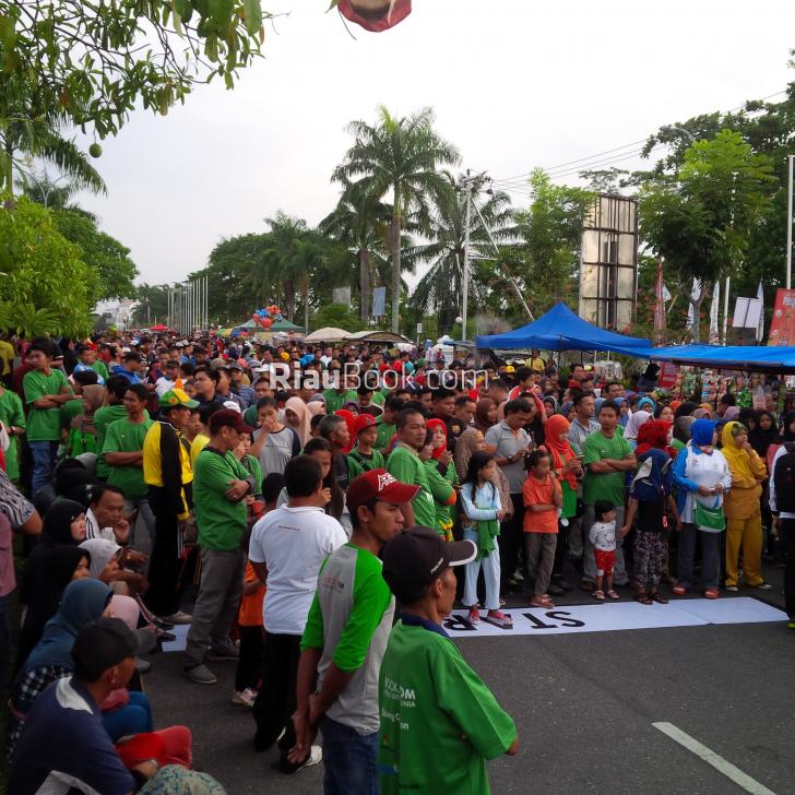 Masyarakat Sudah Padati Jalan Santai Bersama Gubri Arsyadjuliandi Rachman