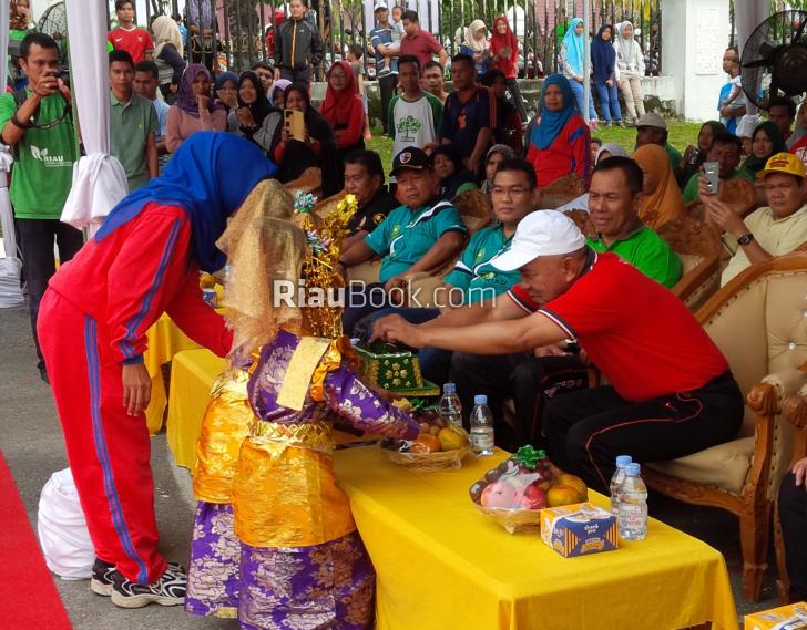 Penari Cilik Ini Pukau Gubernur Riau Arsyadjuliandi Rachman