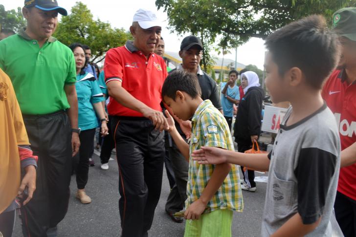 Ribuan Masyarakat Berebut Bersalaman Langsung dengan Gubernur Riau