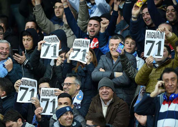 Higuain Diejek dengan Angka 71, Apa Maksudnya?