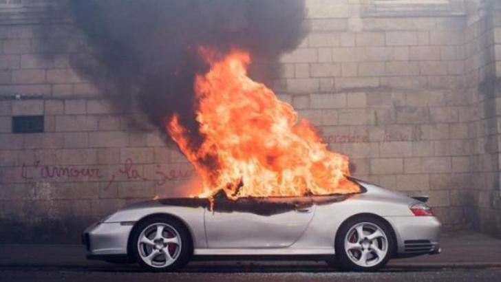 Mobil Porsche 911 Seharga Miliaran Dibakar
