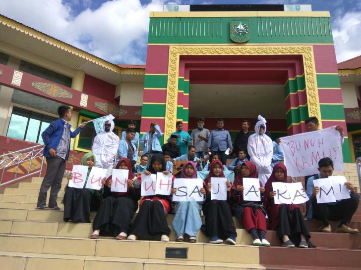 BEM Unri Gelar Teaterikal Depan Gedung DPRD Riau, Tolak Kenaikan PNBP
