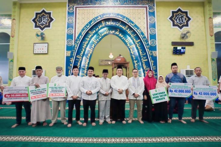 BRK Syariah Serahkan Bantuan CSR untuk Masjid Nurul Ibadah dalam Safari Ramadan Pemprov Riau