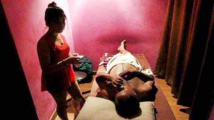 Sedang Asik Pijak Sambil Mesum, Pria Telanjang di Pelalawan Diangkut Polisi