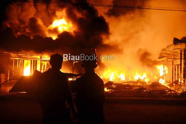Damkar Datang Sedikit Terlambat, Delapan Bangunan dan Satu Orang Terbakar di Dumai
