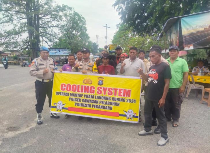 Polsek Kawasan Pelabuhan Sampaikan Pesan Pemilu Damai kepada Pedagang dan Penumpang Kapal