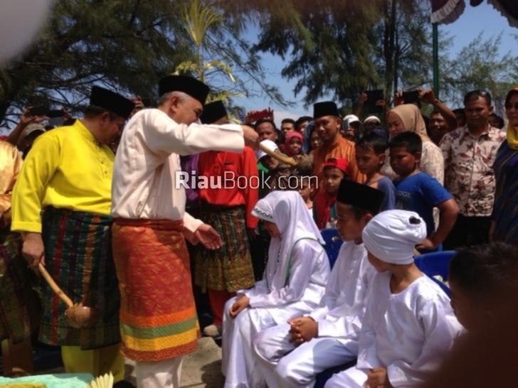 Ribuan Orang Mandi Safar di Pantai Tanjung Lapin, Plt Gubernur: Ini Sejalan Visi 2020