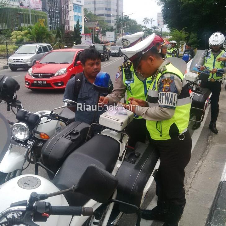 Pemotor Lintasi Fly Over, Polresta Pekanbaru Terapkan E-Tilang