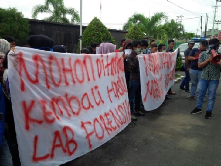 Minta Keadilan, Puluhan Massa Demo Pengadilan Negeri Pekanbaru