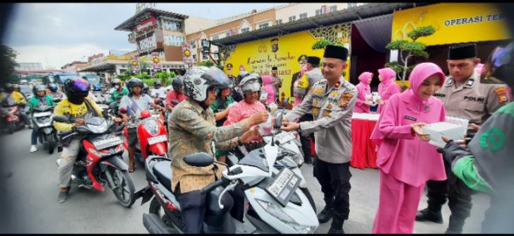 Spesial Ramadan, Polsek Pekanbaru Kota Berbagai Takjil Gratis kepada Masyarakat