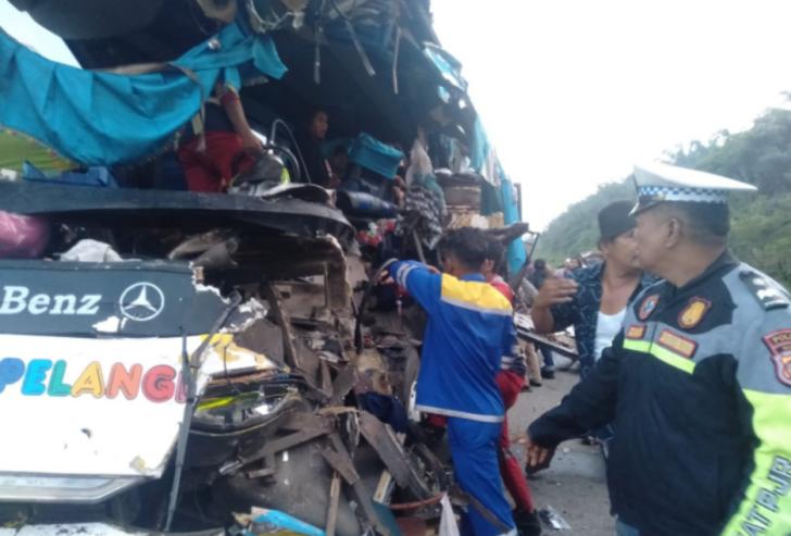 Personel PJR Polda Riau Evakuasi Korban Kecelakaan di Tol Pekanbaru–Dumai
