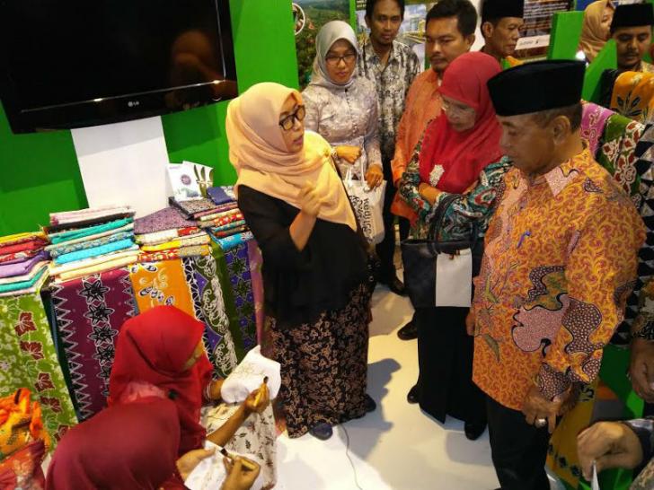 Kunjungi Stand Pameran RAPP, Bupati Harris : Batik Bono Icon Pelalawan