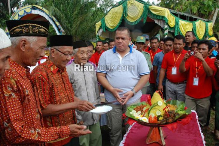 Pacu Sampan Meriahkan Hari Jadi Desa Payarumbai