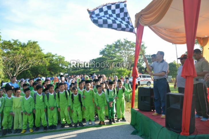 Syamsuar Lepas Peserta Jalan Sehat Hari Amal Bhakti ke 71