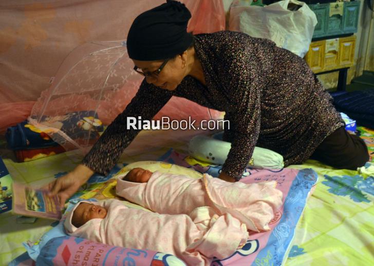 Ternyata, Ibu Yang Lahirkan Bayi Kembar Tiga Telah Lama Mengimpikan Anak Perempuan