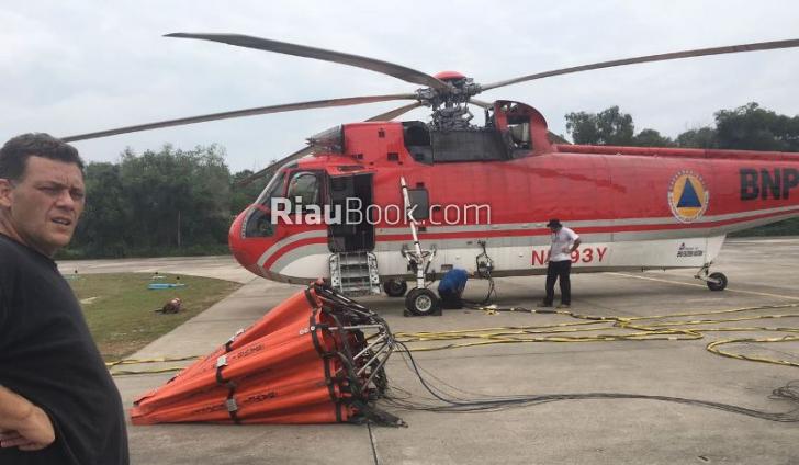 Bucket Pengangkut Air Jatuh dari Helikopter saat Pemadaman Kebakaran Lahan Riau
