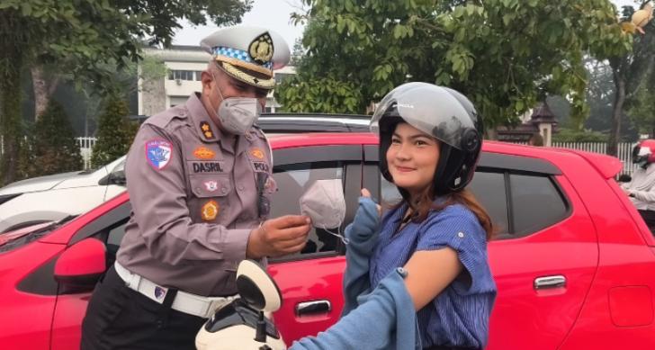 Ditengah Kabut Asap, Polantas di Pekanbaru Bagikan Masker di Jalan Raya