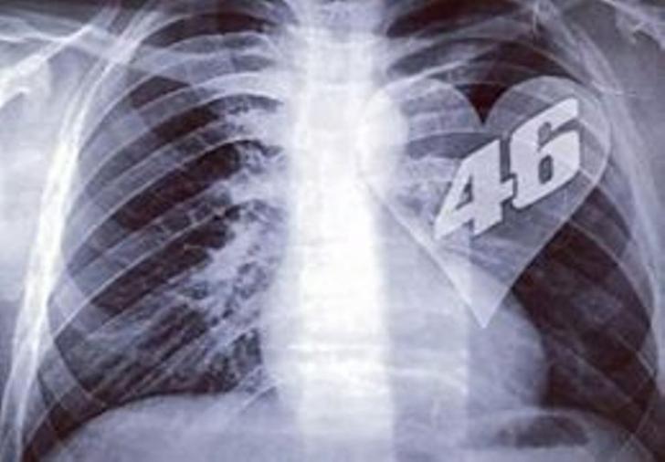 Aksi Tangguh Sapu Belasan Rider, Valentino Rossi Juara MotoGP Dunia Maya