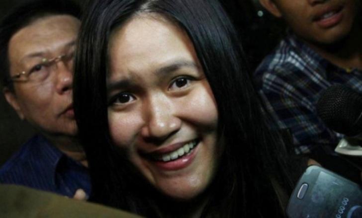 Dikunjungi Ibunya, Jessica Minta Disuapin Makan