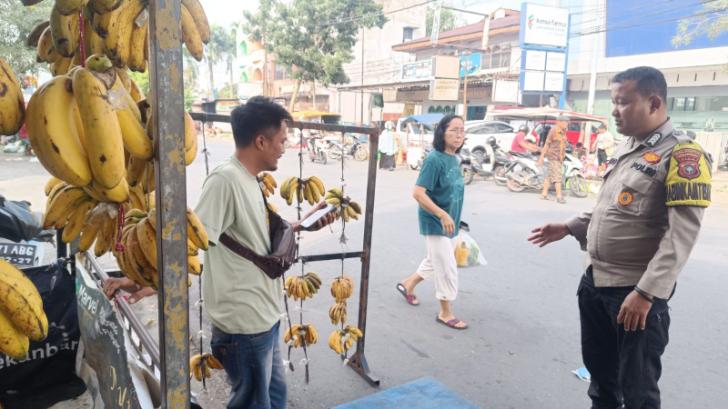 Bhabinkamtibmas Kota Baru Sambangi Pedagang Pisang, Dukung Ketahanan Pangan Masyarakat