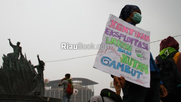 Kepala BNPB Minta Gubernur Riau Atasi Asap 2 Minggu, Eh... Sudah Keburu Hujan