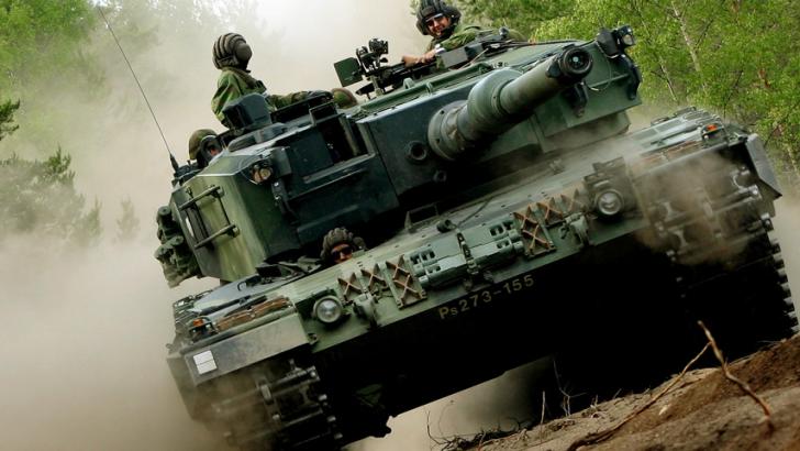 Ayah Ini Antarkan Anaknya Sekolah Naik Alutsista Tank