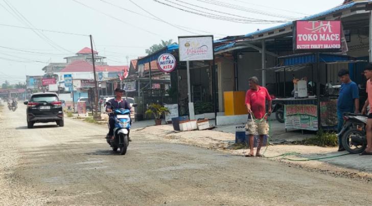 Debu Masuk Rumah, Warga Pangkalan Kerinci Mengeluh, Kontraktor Proyek Maksimalkan Penyiraman