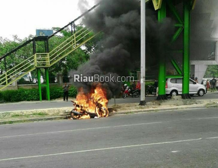 Motor Mendadak Terbakar di Perempatan Lampu Merah, SKA-Pekanbaru