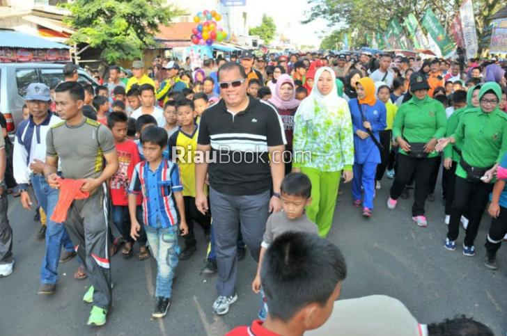 Tutup Semarak Seni Budaya Muharram, Bupati Yopi dapat Tumpeng