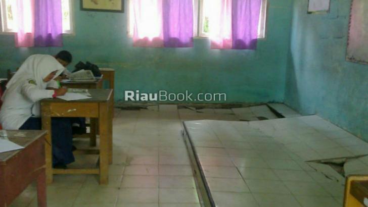 Potret Pendidikan di Siak, Belajar dalam Bangunan Sekolah yang Rusak
