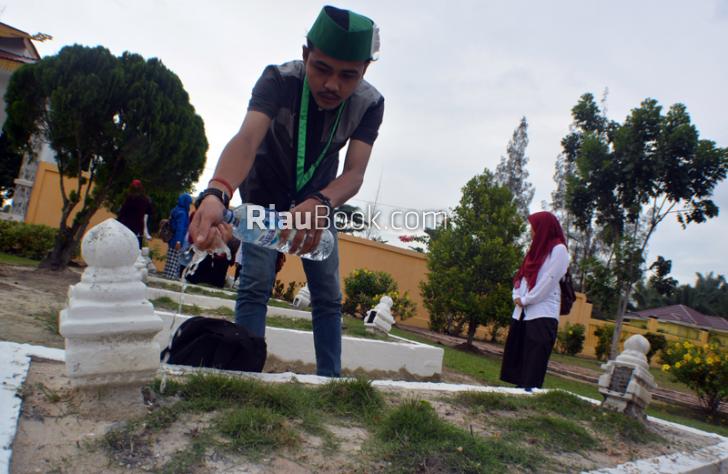 Sambut Hari Pahlawan, Elemen Mahasiswa Dumai Ziarah ke Makam Pahlawan