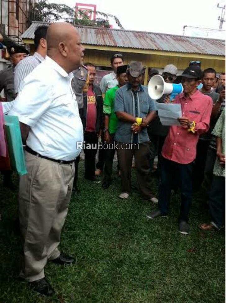 Puluhan Masyarakat Bengkalis Demo di PTUN Pekanbaru, Tuding KPU Tidak Transparan