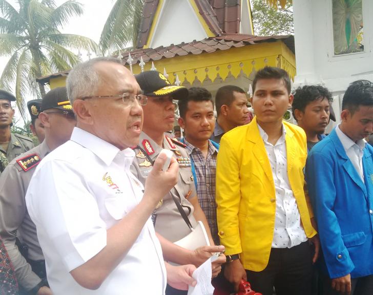 Temui Pengunjuk Rasa, Gubernur Riau : Kedepan Jika Mau Menyampaikan Aspirasi Buat Seminar Lalu Undang Kami