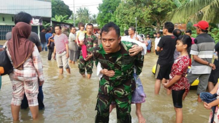 Satu Pleton Paskhas Diterjunkan Evakuasi Korban Banjir Kampar