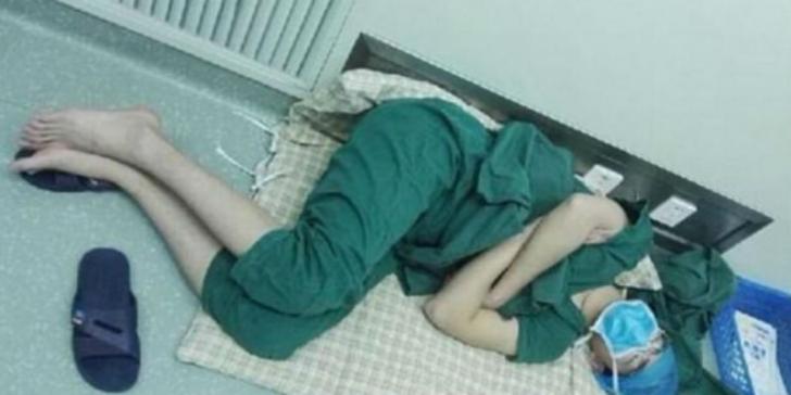 Dokter Bedah Ketiduran di Lantai Rumah Sakit, Bikin Heboh Netizen