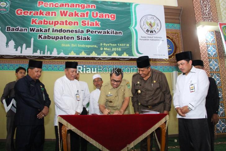 BWI Siak Setorkan Uang Wakaf ke Bank Riau Kepri Syariah