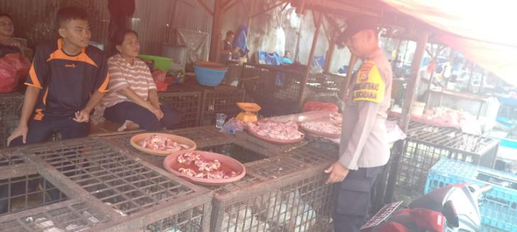 Bhabinkamtibmas Sukaramai Monitoring Harga dan Ketersediaan Ayam Potong di Pasar Agus Salim