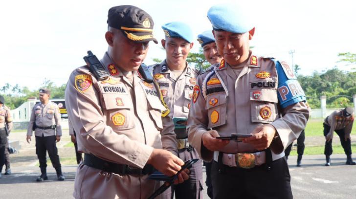 Propam Bagikan Buku Saku Netralitas untuk Personel Polres Kepulauan Meranti