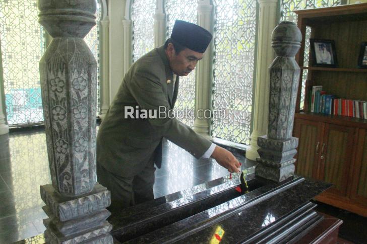 Setelah Apel Hari Pahlawan, Syamsuar Ziarah ke Makam Pahlawan Nasional