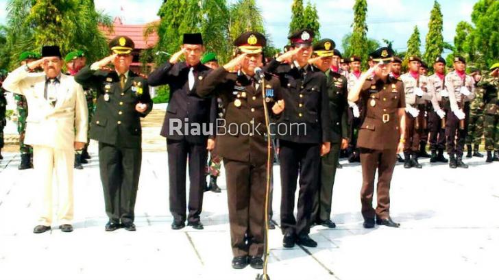Kapolres Kampar Tabur Bunga di Makam Pahlawan