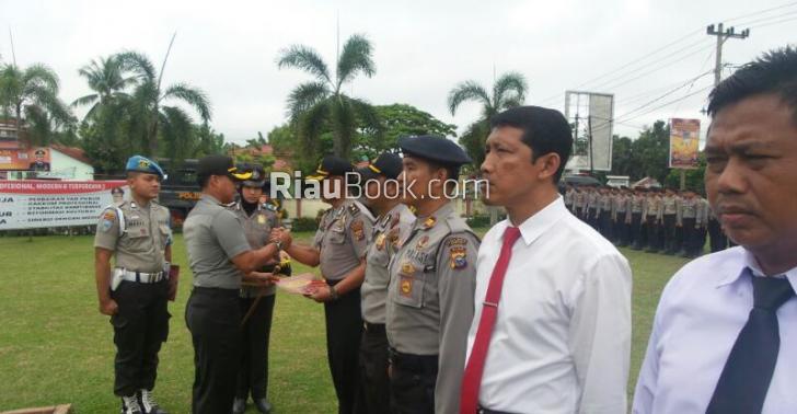 Sukses Wujudkan Pilkada Damai, Kapolres Kampar Berikan Reward kepada 5 Personel