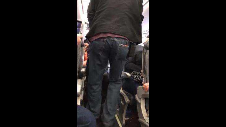 Kejadian Kurang Terpuji Ini Jadi Trending di Medsos, Seorang Penumpang United Airline Diseret Paksa Petugas