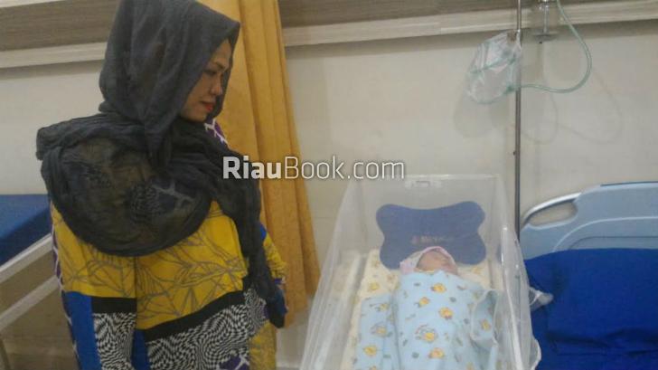 P2TP2A Kunjungi Bayi Yang Ditelantarkan Ibunya di Pelalawan