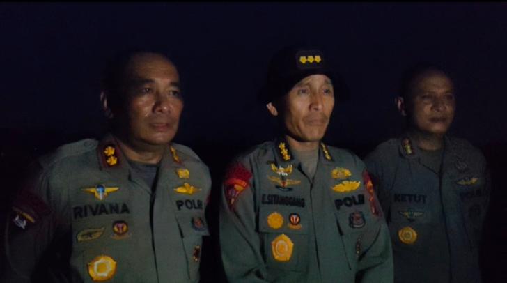 Melawan Bara di Tengah Gelap, Petugas Berjibaku Padamkan Karhutla Pelalawan