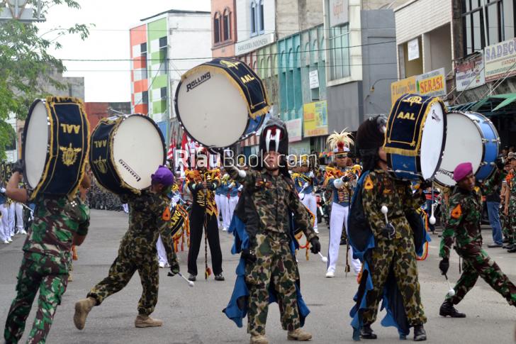 Drum Band Taruna Akademi Angkatan Laut Hibur Warga Dumai